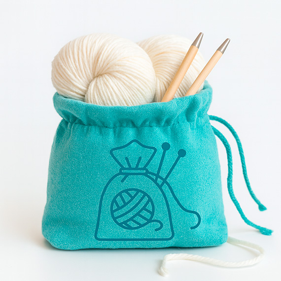 Набор для вязания — мешочек с пряжей и спицами