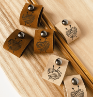 Бирка кожаная с кнопкой "Вязаное сердце" от  - купить по отличной цене!